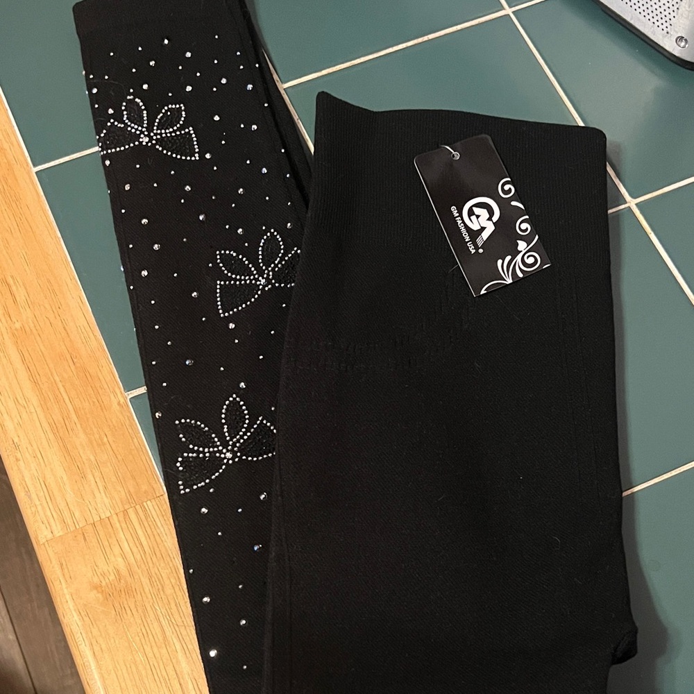 Black Fleece Leggings with Bow Design
Never Worn with Tags